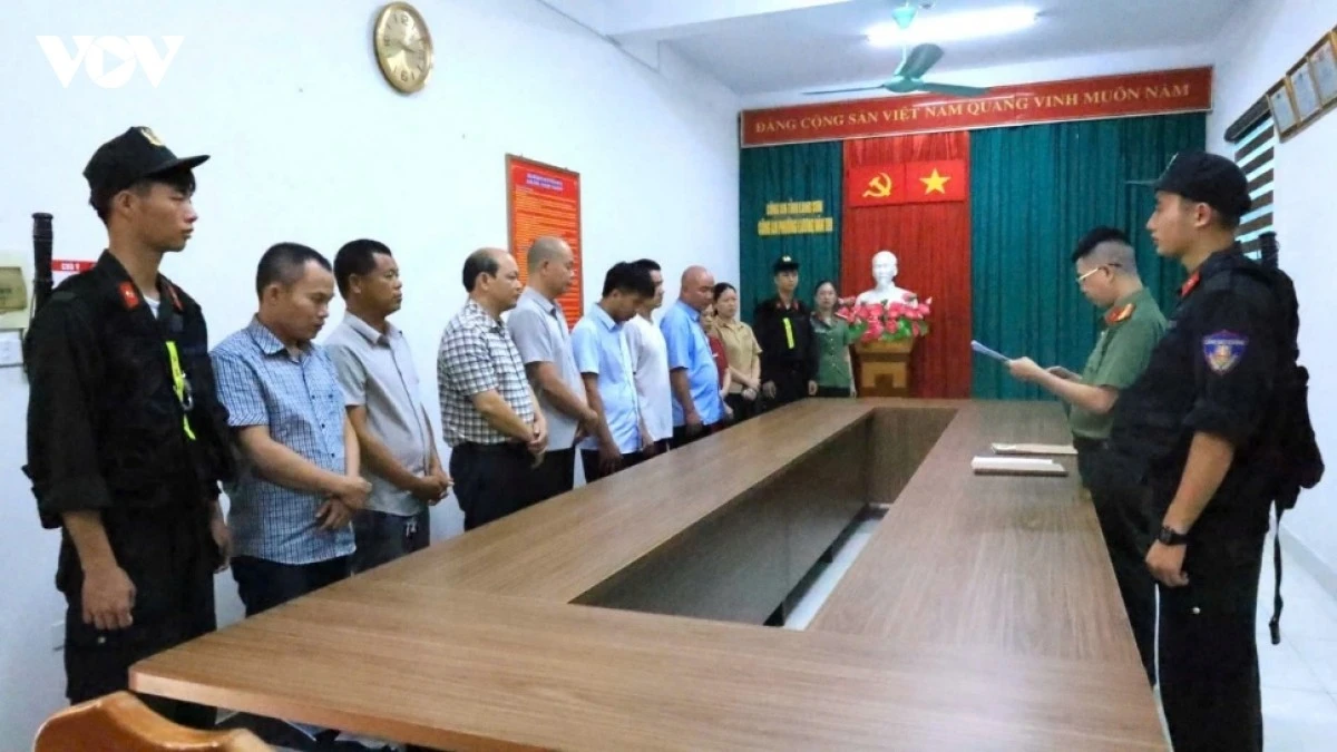 Cơ quan An ninh điều tra Công an tỉnh Lạng Sơn thi hành quyết định khởi tố bị can, lệnh bắt bị can để tạm giam đối với các đối tượng. Ảnh: Công an Lạng Sơn
