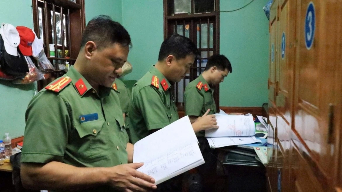 Lực lượng Công an kiểm tra, thu giữ nhiều tài liệu, sổ sách và chứng cứ tại Đền Công đồng Bắc Lệ phục vụ công tác điều tra. Ảnh: Công an Lạng Sơn