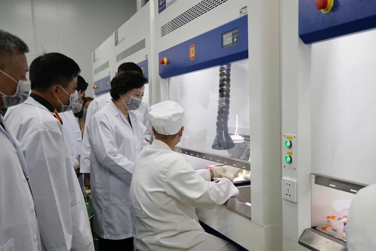 Phó Thủ tướng Phạm Thị Thanh Trà đánh giá cao những nỗ lực của Cục Quân y và Viện Pháp y Quân đội trong thực hiện nhiệm vụ được giao - Ảnh: chinhphu.vn/Thu Giang
