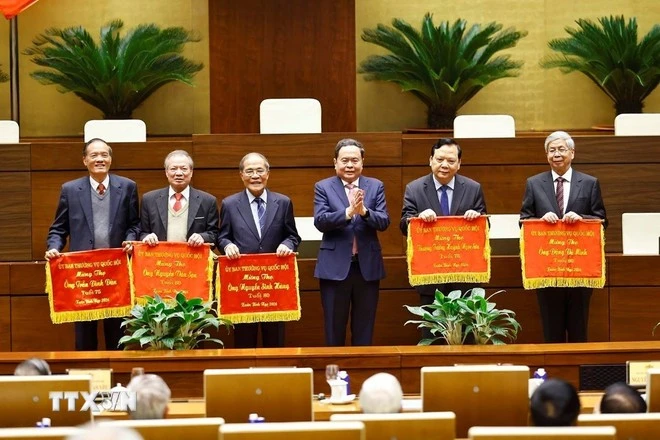 Chủ tịch Quốc hội Trần Thanh Mẫn tặng bức trướng mừng thọ nguyên lãnh đạo Quốc hội qua các thời kỳ.