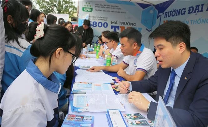 Đại diện Trường Đại học Thương mại tư vấn cho học sinh.