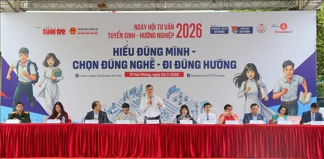 Đại diện Bộ Giáo dục và Đào tạo cùng các trường đại học tại Việt Nam tham gia tư vấn cho phụ huynh và học sinh tại Hải Phòng.