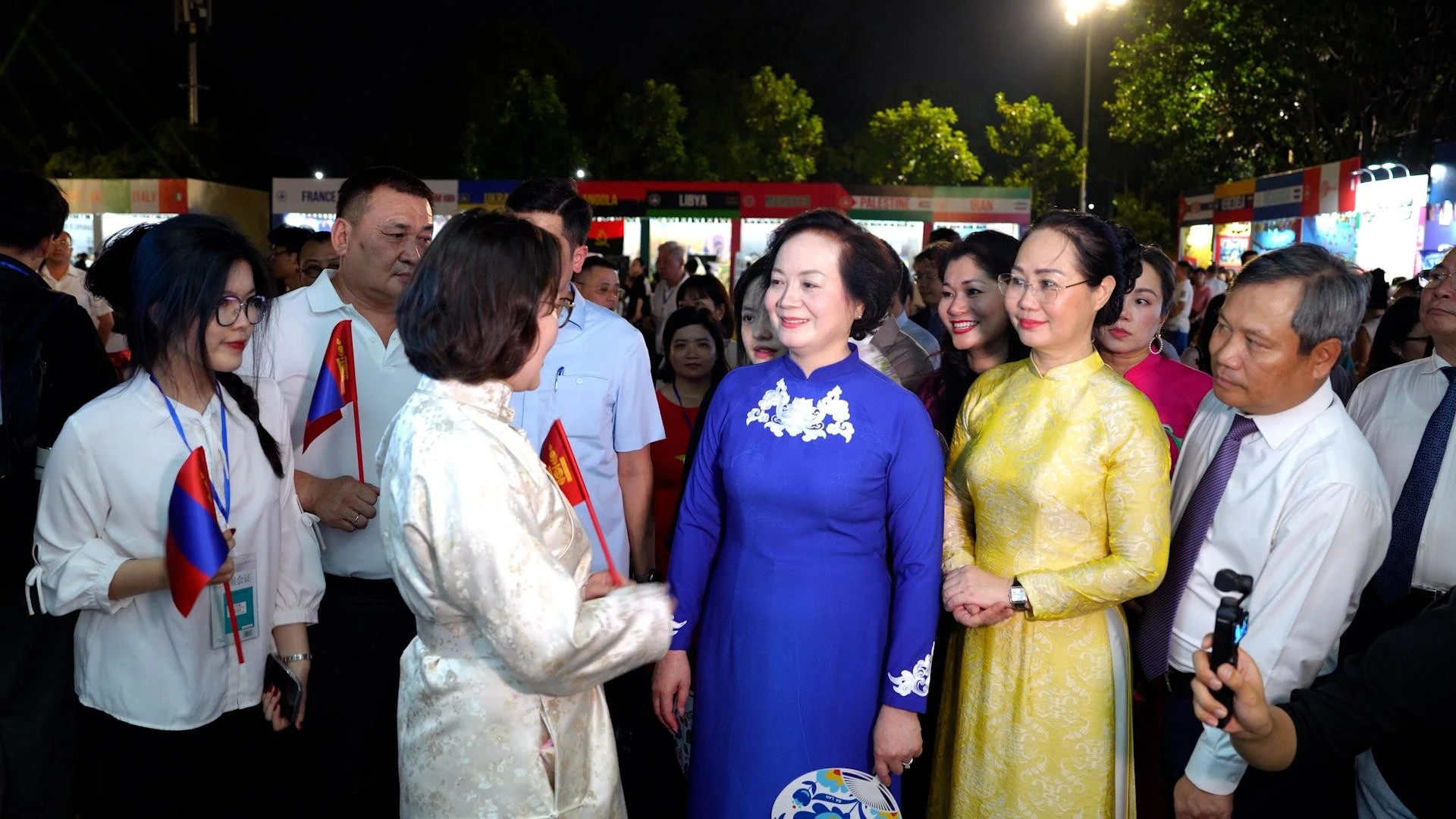 Phó thủ tướng Chính phủ Phạm Thị Thanh Trà tham quan các gian hàng ở Lễ hội Văn hóa thế giới lần thứ hai tại Hà Nội, sau khai mạc tối 1/10.