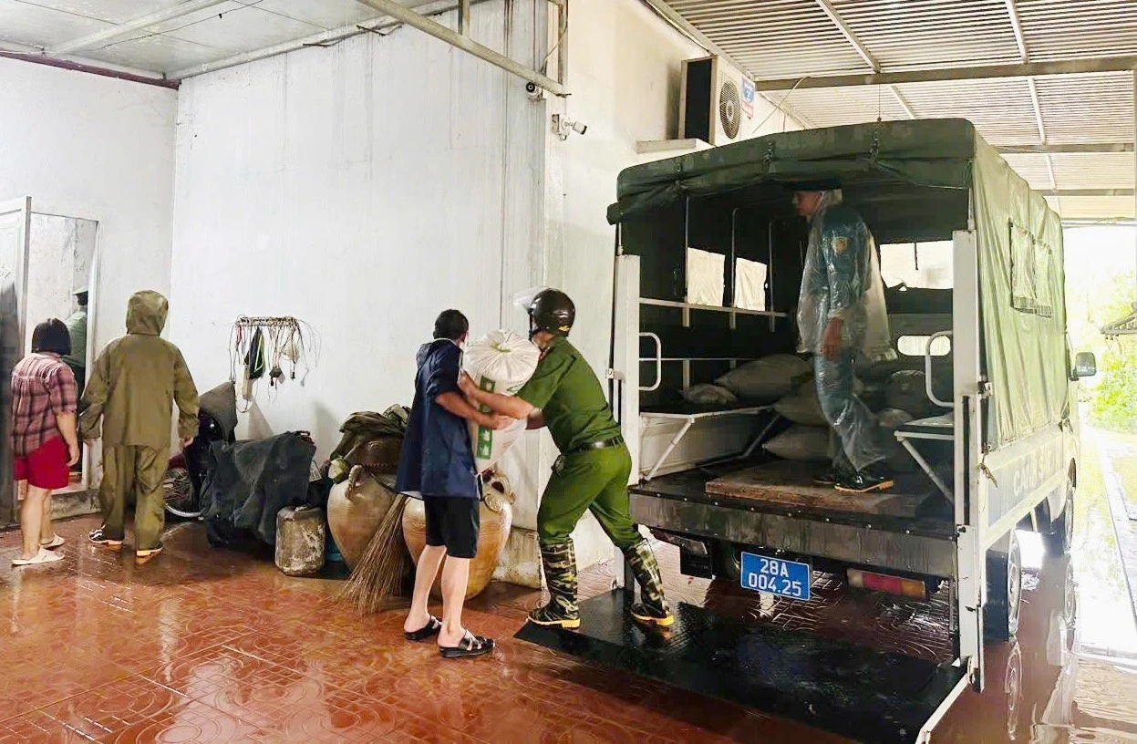 Các lực lượng chức năng địa phương di dời tài sản giúp người dân.