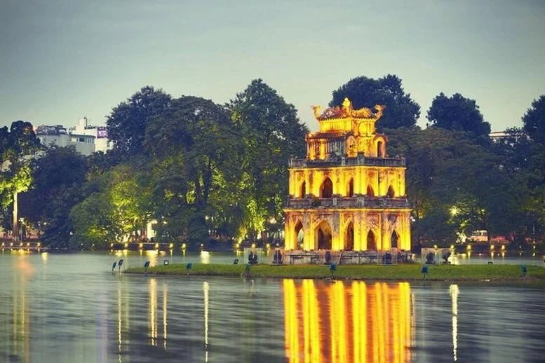 Hà Nội mang đến cảm giác như một phiên bản thu nhỏ của chính Đông Nam Á - thanh lịch, cổ kính và quyến rũ, tất cả gói gọn trong một thành phố đầy sức hút. Lòng trung thành với truyền thống từ lâu đã làm say đắm du khách phương Tây, những người thường xếp Hà Nội vào danh sách những thủ đô châu Á yêu thích nhất của họ nhờ những ngôi chùa ngát hương, những dãy nhà phố cổ điển và những biệt thự trang nghiêm ở khu phố cổ. Và trong khi Hà Nội tiếp tục hiện đại hóa, thành phố vẫn không đánh mất tâm hồn lãng mạn của mình.