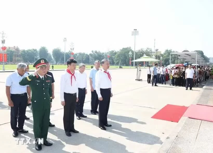 Tổng Bí thư, Chủ tịch nước Tô Lâm và các đại biểu thành kính tưởng nhớ Chủ tịch Hồ Chí Minh. (Ảnh: Thống Nhất/TTXVN).