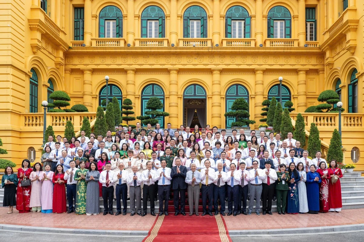 Tổng Bí thư, Chủ tịch nước Tô Lâm chụp ảnh chung với các nhà báo tiêu biểu. Ảnh: Việt Trung