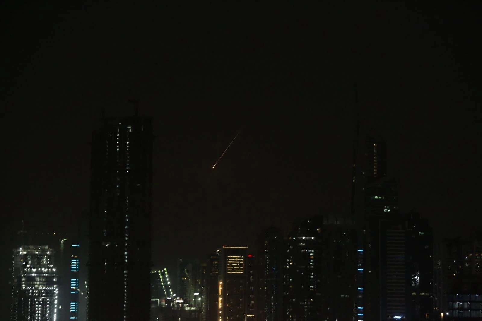 Vệt sáng sau khi hệ thống phòng không của Các Tiểu vương quốc Arab Thống nhất (UAE) đánh chặn tên lửa của Iran trên bầu trời thành phố Dubai, ngày 28/2/2026.