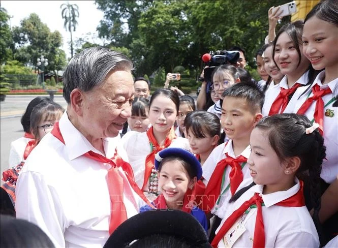 Tổng Bí thư, Chủ tịch nước Tô Lâm với các Đội viên tiêu biểu toàn quốc. Ảnh: Thống Nhất/TTXVN