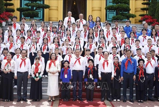 Tổng Bí thư, Chủ tịch nước Tô Lâm và đại biểu chụp ảnh chung với các Đội viên tiêu biểu toàn quốc. Ảnh: Thống Nhất/TTXVN