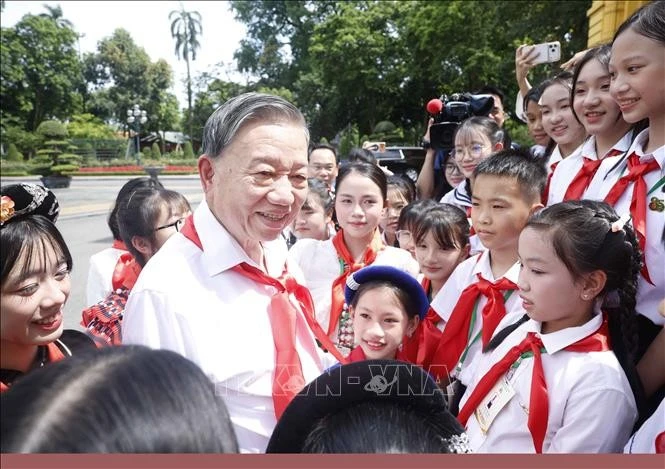 Tổng Bí thư, Chủ tịch nước Tô Lâm với các Đội viên tiêu biểu toàn quốc. Ảnh: Thống Nhất/TTXVN