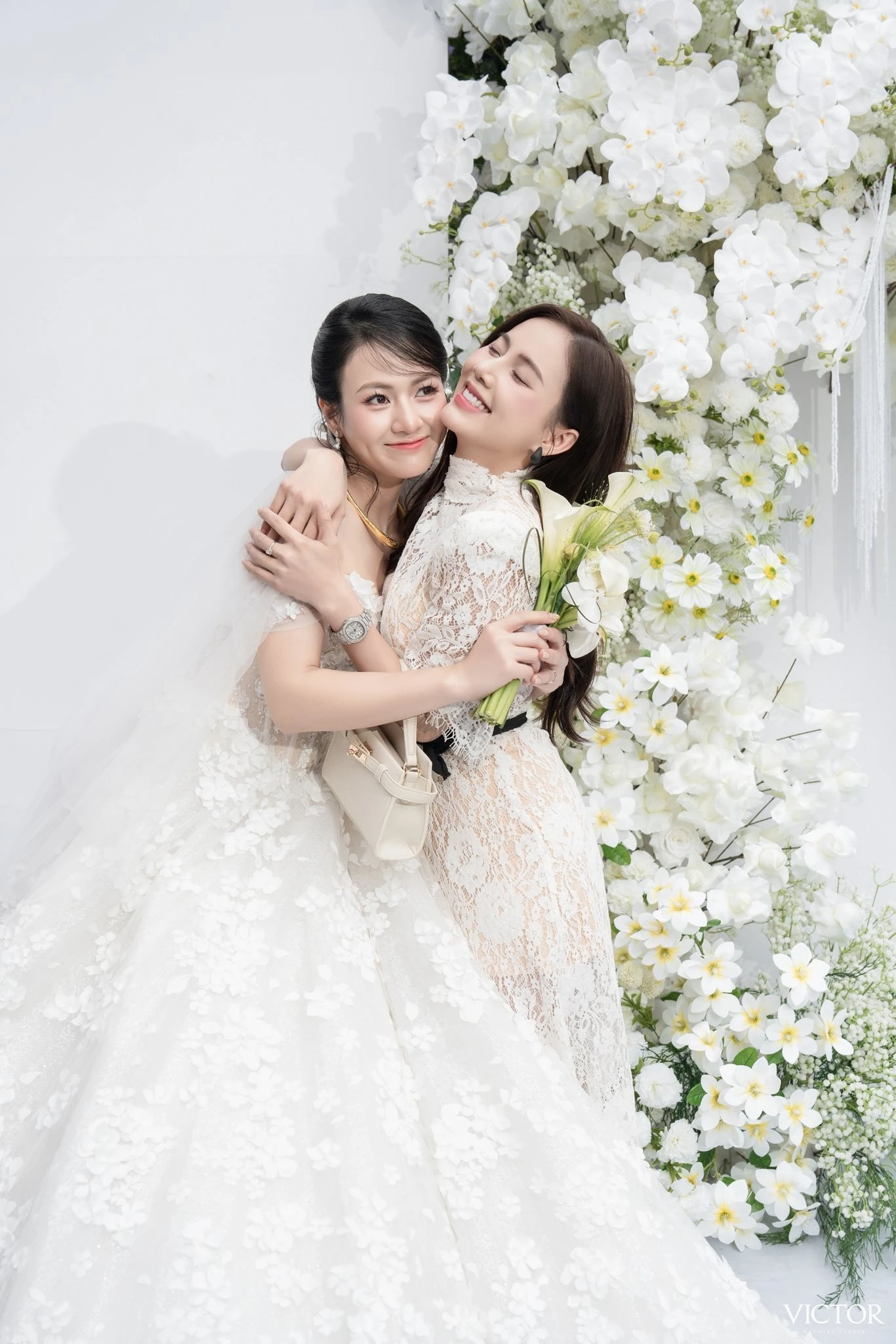 Khoảnh khắc đáng yêu của Minh Thu và cô dâu Việt Hoa.