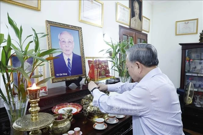 Tổng Bí thư, Chủ tịch nước Tô Lâm dâng hương tưởng nhớ Chủ tịch Hội đồng Nhà nước Võ Chí Công.