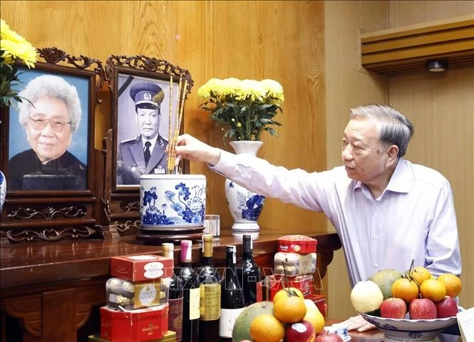 Tổng Bí thư, Chủ tịch nước Tô Lâm dâng hương tưởng nhớ Đại tướng Lê Đức Anh, nguyên Chủ tịch nước.