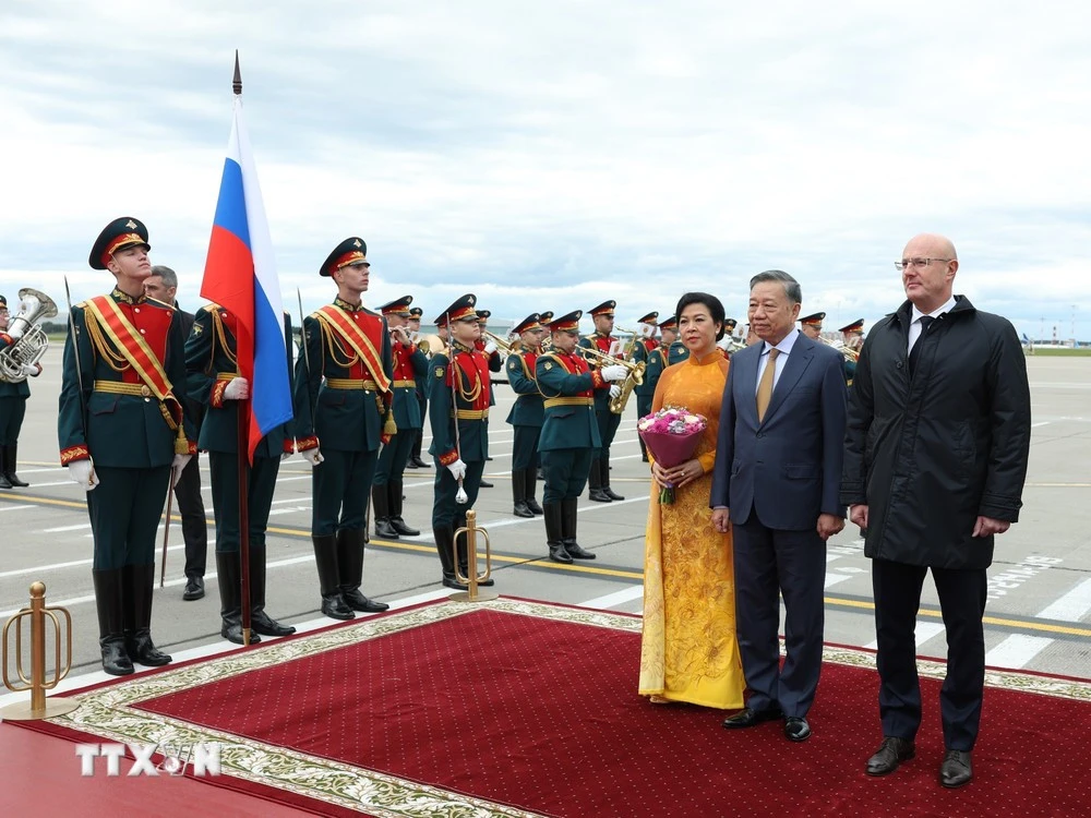 Đại biểu Liên bang Nga đón Tổng Bí thư, Chủ tịch nước Tô Lâm và Phu nhân tại sân bay Vnukovo, Moskva, Liên bang Nga. Ảnh: Thống Nhất/TTXVN)