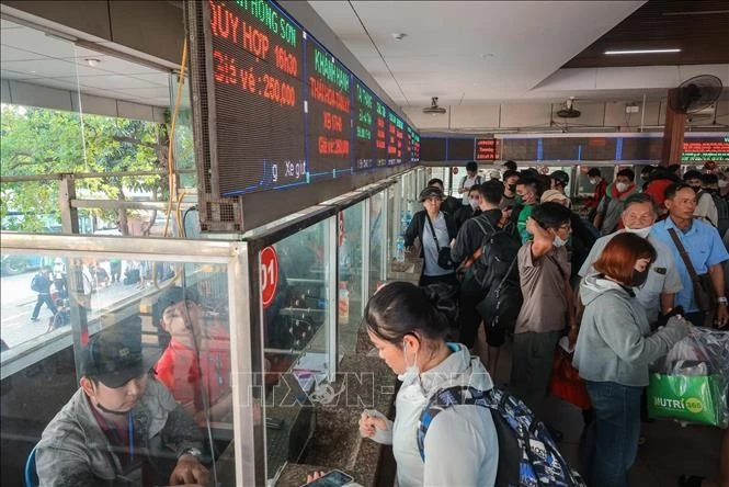 Hành khách tìm chuyến và mua vé xe khách tại Bến xe Nước Ngầm.