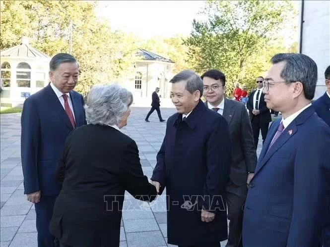 Tổng Bí thư, Chủ tịch nước Tô Lâm giới thiệu thành viên đoàn cấp cao Việt Nam với Toàn quyền Canada Louise Arbour. Ảnh: Thống Nhất/TTXVN