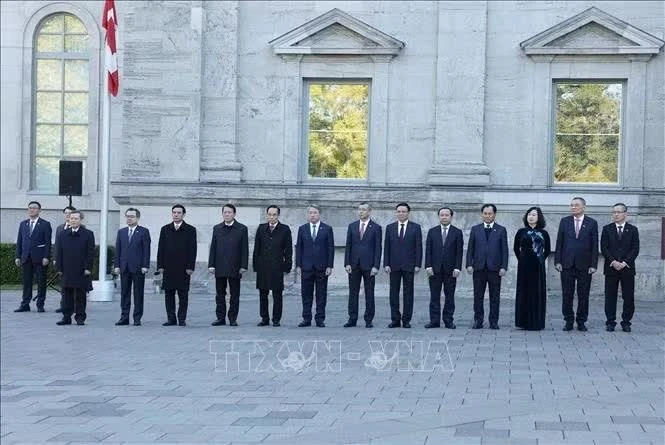 Thành viên đoàn cấp cao Việt Nam tại Lễ đón chính thức. Ảnh: Thống Nhất /TTXVN