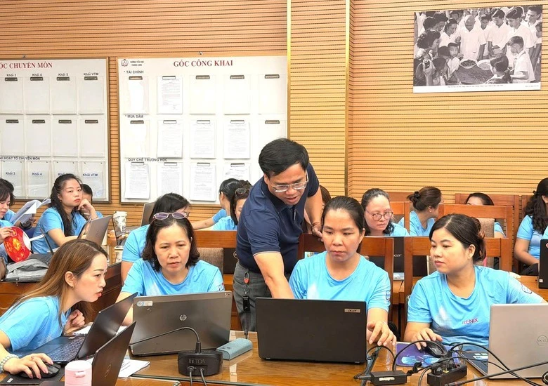 Giáo viên cập nhật, quản lý dữ liệu học tập của học sinh trên hệ thống học bạ số (Ảnh minh hoạ).