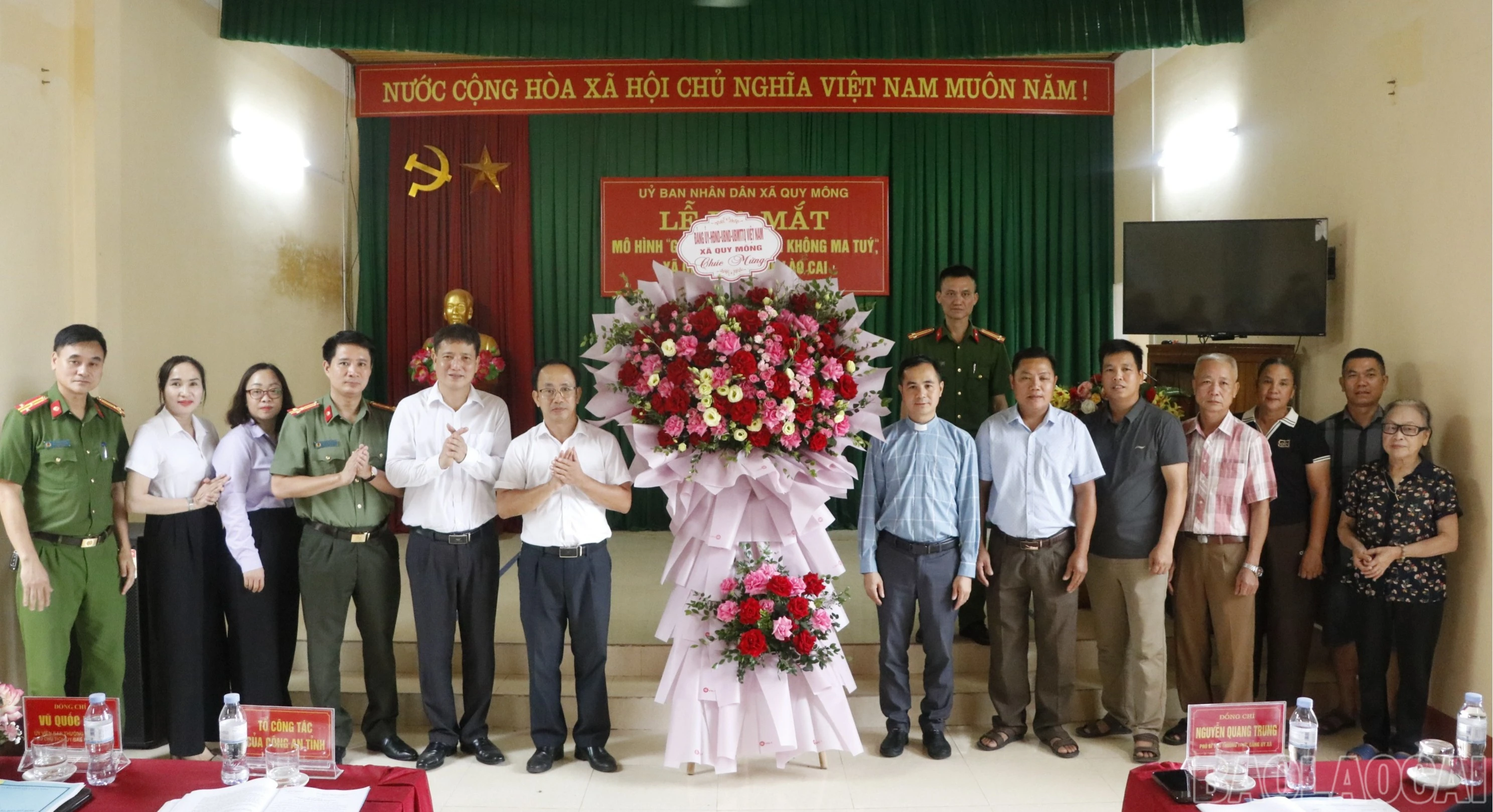 baolaocai-br_br-lanh-dao-cong-an-tinh-lanh-dao-xa-quy-mong-tang-hoa-chuc-mung-ra-mat-giao-ho-dai-thang-khong-ma-tuy.jpg