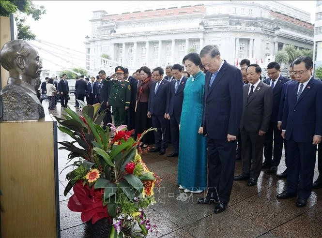 Tổng Bí thư, Chủ tịch nước Tô Lâm và Phu nhân cùng đoàn đại biểu cấp cao Việt Nam tưởng nhớ Chủ tịch Hồ Chí Minh.
