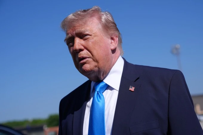 Tổng thống Donald Trump trả lời báo giới trước khi lên chuyên cơ Không lực Một tại Căn cứ hỗn hợp Andrews ngày 20/5. Ảnh: AP