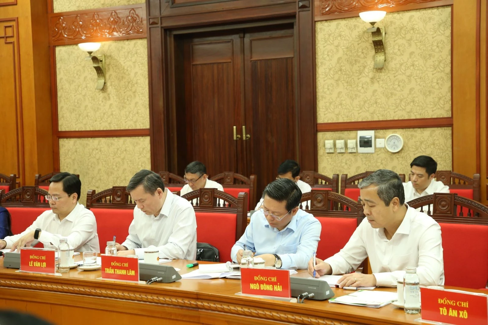 Các đại biểu tham dự cuộc làm việc.