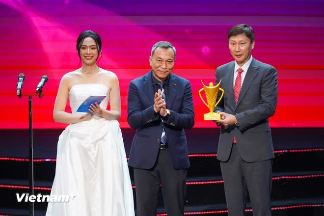 Huấn luyện viên Kim Sang-sik (phải) nhận giải thưởng "Chuyên gia nước ngoài xuất sắc của năm".