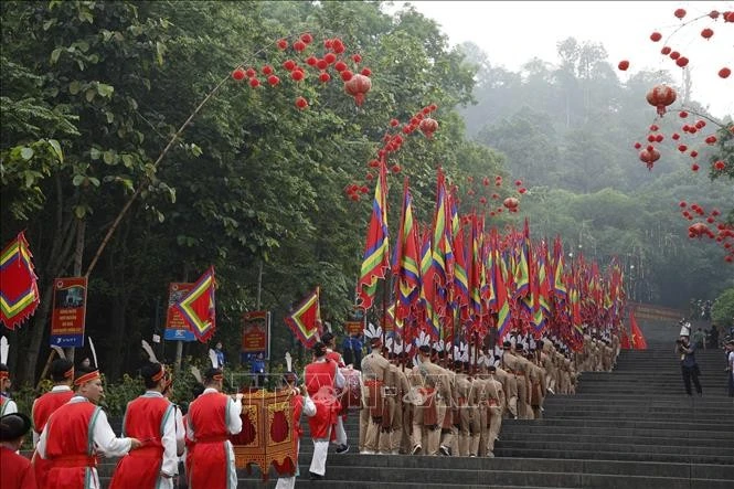 Đoàn rước tiến lên núi Nghĩa Lĩnh, nơi thờ tự các Vua Hùng.
