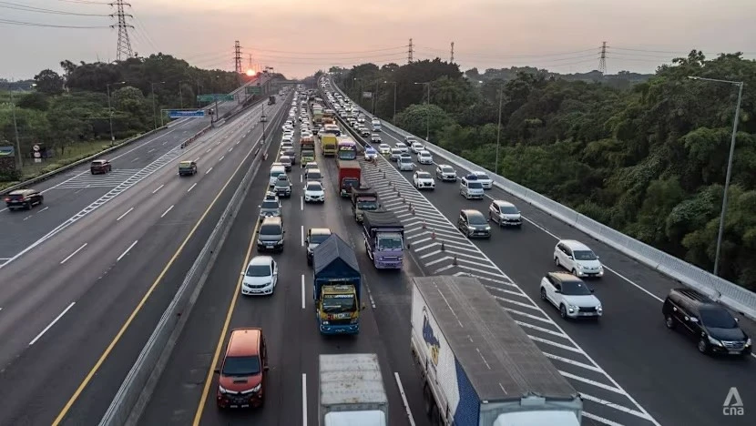 Một hàng dài xe cộ trên đường cao tốc Jakarta-Cikampek, Indonesia, một trong những tuyến đường chính được người dân sử dụng để về quê trước lễ Eid.