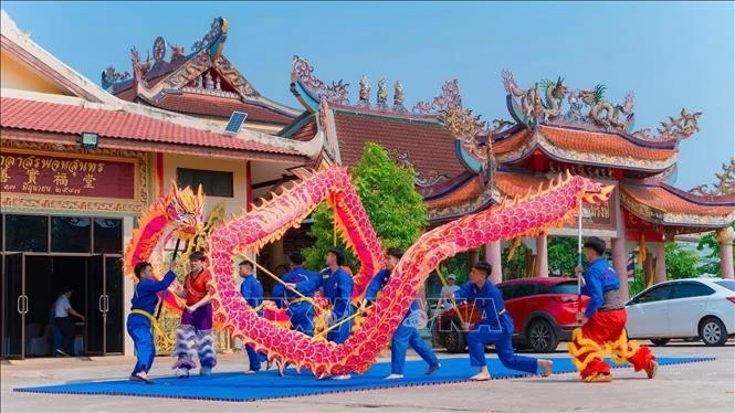 Tiết mục biểu diễn của Liên đoàn Lân Sư Rồng Việt Nam tại buổi lễ trong khuôn viên chùa Khánh An ở tỉnh Udon Thani, đông bắc Thái Lan.