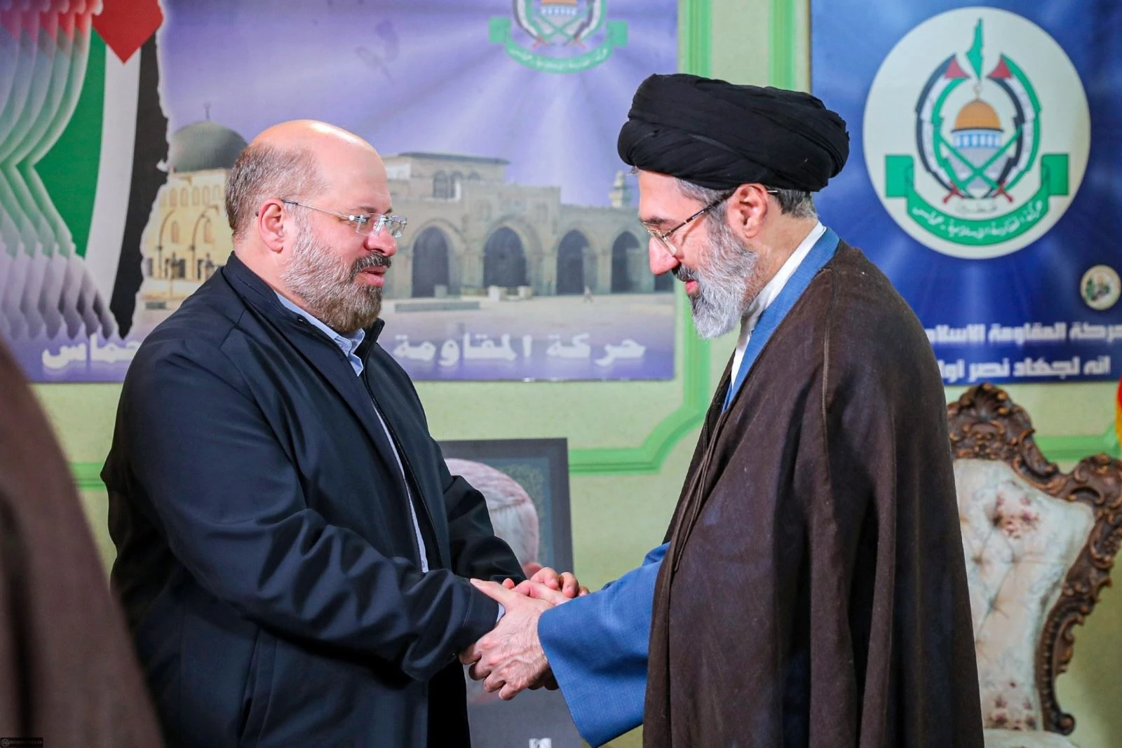Giáo chủ Iran Mojtaba Khamenei (phải), con trai thứ hai của cố Đại giáo chủ Ayatollah Ali Khamenei.