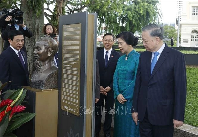 Tổng Bí thư, Chủ tịch nước Tô Lâm và Phu nhân cùng đoàn đại biểu cấp cao Việt Nam bên tượng đài Chủ tịch Hồ Chí Minh tại Bảo tàng Văn minh Châu Á.