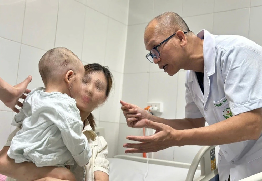 Bé trai 26 tháng tuổi đã hồi phục sau khi được cấp cứu và điều trị tích cực tại Bệnh viện Hữu nghị Việt-Đức. Ảnh: BVCC