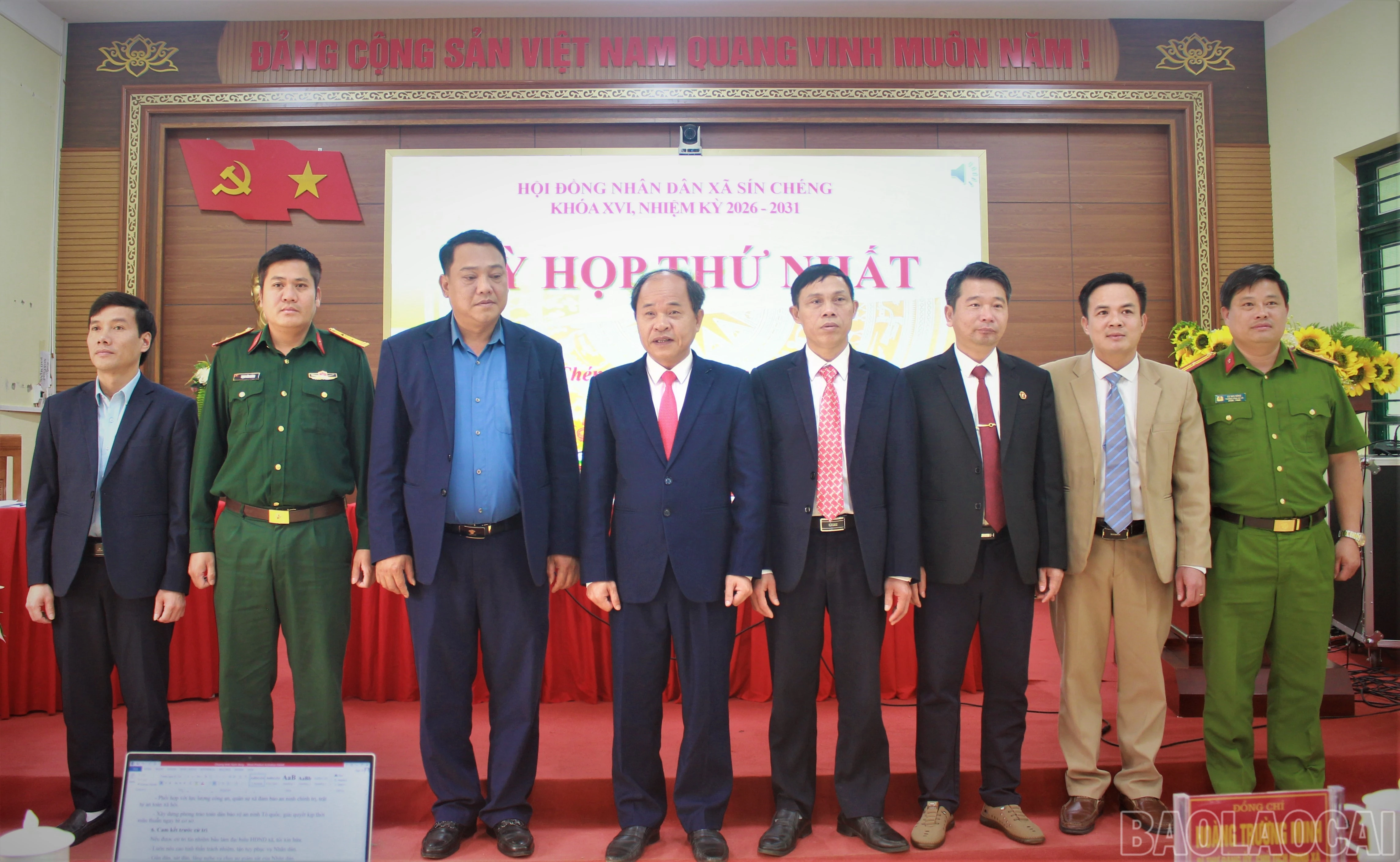 Các đồng chí được bầu giữ các chức danh chủ chốt HĐND và UBND xã nhiệm kỳ 2026 - 2031 ra mắt tại kỳ họp.