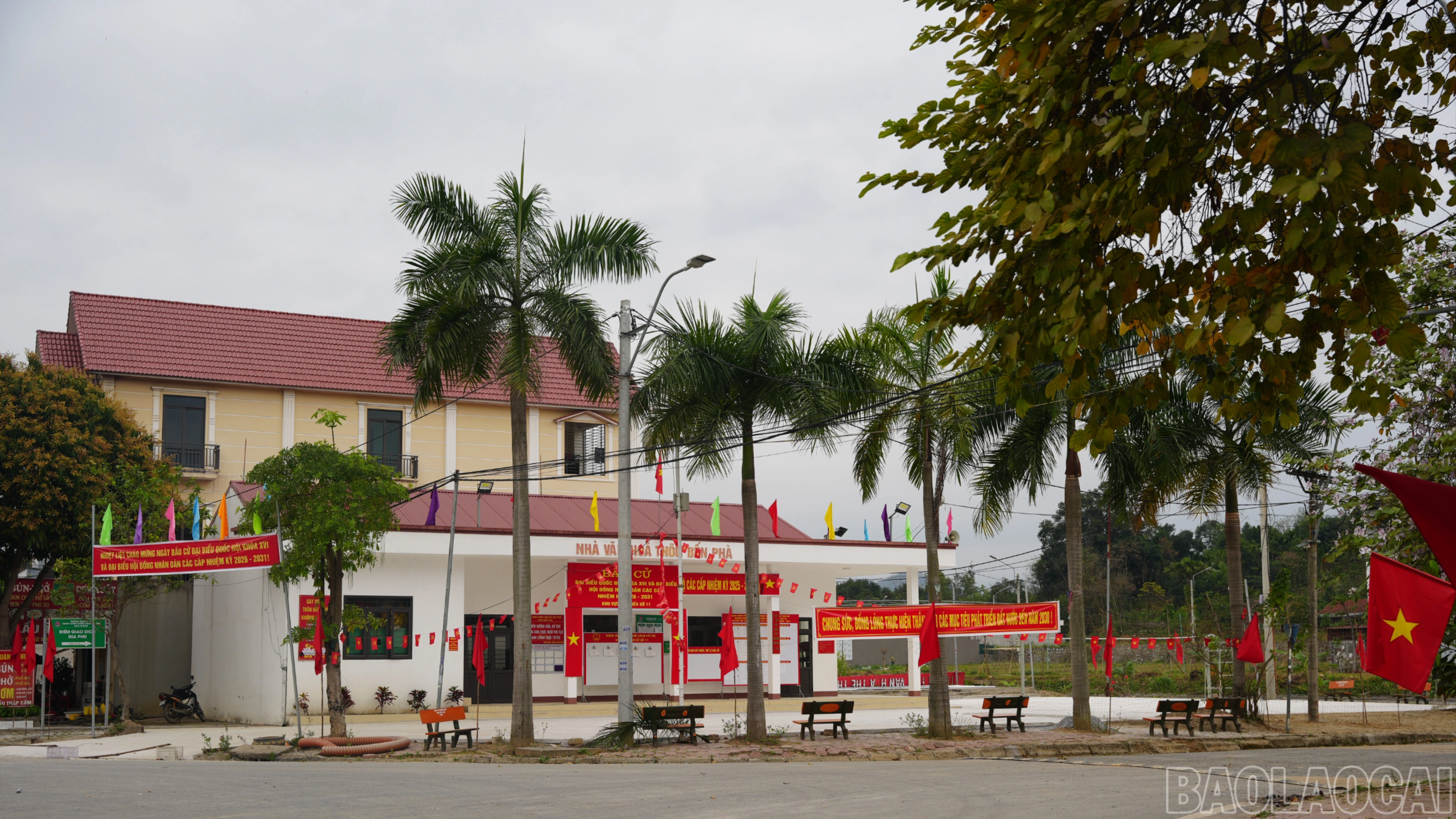 baolaocai-br_br-3-nha-van-hoa-ben-pha-khu-vuc-bo-phieu-so-trang-hoanh-ruc-ro.jpg