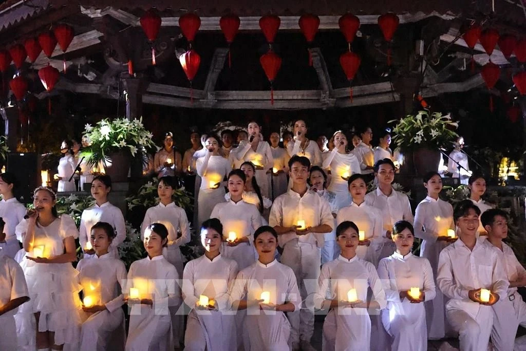 Điểm nhấn đặc biệt của Live Concert nằm ở phần kết chương trình, khi toàn bộ không gian Nhà Bát Giác đồng loạt tắt đèn hưởng ứng Giờ Trái Đất. Trong khoảnh khắc ấy, ánh sáng từ hàng nghìn chiếc điện thoại và nến hòa cùng giai điệu “Heal the World”, tạo nên một khung cảnh lung linh, giàu tính biểu tượng và đầy nhân văn.