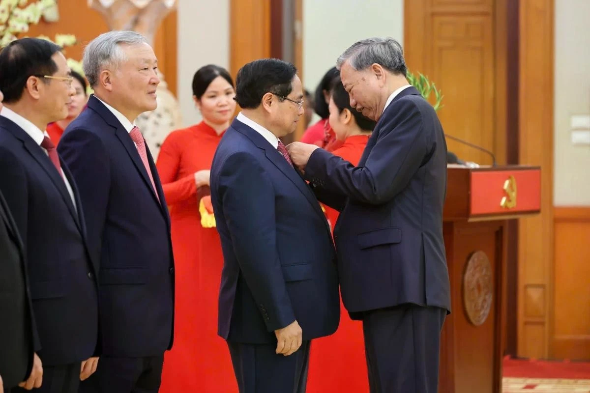Tổng Bí thư Tô Lâm trao Huân chương Quân công hạng nhất và trao Huy hiệu 40 năm tuổi Đảng tặng đồng chí Phạm Minh Chính, Ủy viên Bộ Chính trị khoá XIII, Thủ tướng Chính phủ.