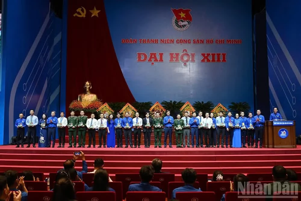 Đại hội chia tay các đồng chí thôi không tham gia Ban Thường vụ, Ban Chấp hành Trung ương Đoàn khóa mới.