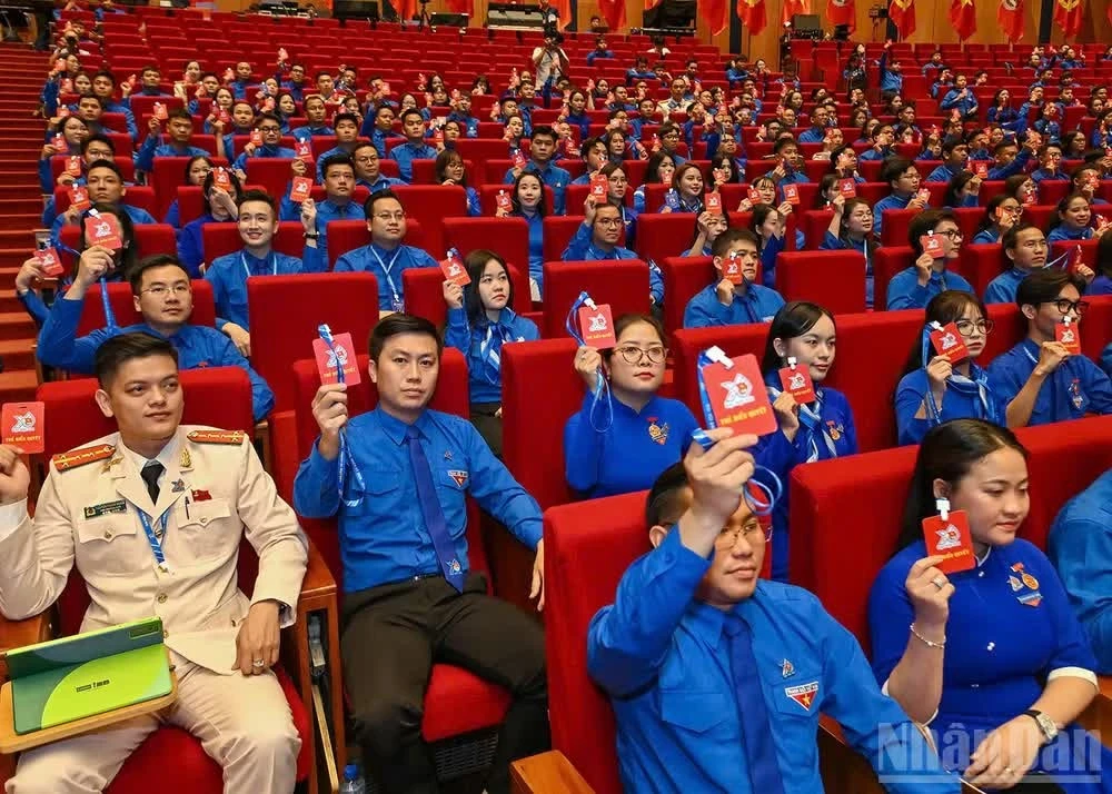 Các đại biểu tiến hành biểu quyết thông qua các nội dung làm việc tại phiên bế mạc Đại hội.