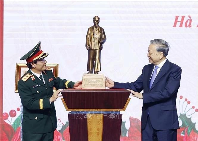 Tổng Bí thư Tô Lâm, Bí Quân ủy Trung ương tặng bức tượng chân dung Chủ tịch Hồ Chí Minh cho Bệnh viện Trung ương Quân đội 108.