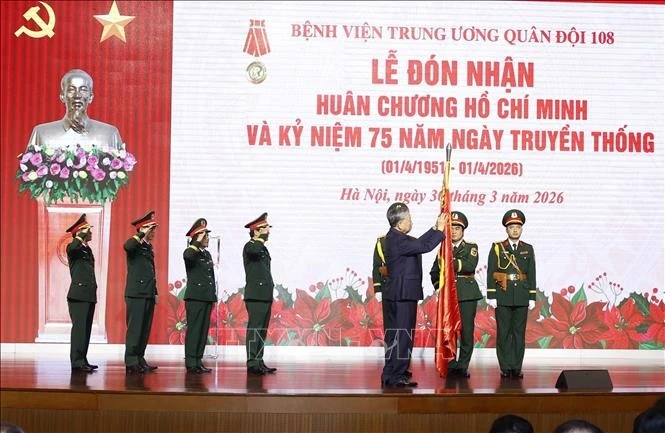 Tổng Bí thư Tô Lâm, Bí Quân ủy Trung ương gắn Huân chương Hồ Chí Minh lên Quân kỳ Quyết thắng của Bệnh viện Trung ương Quân đội 108.