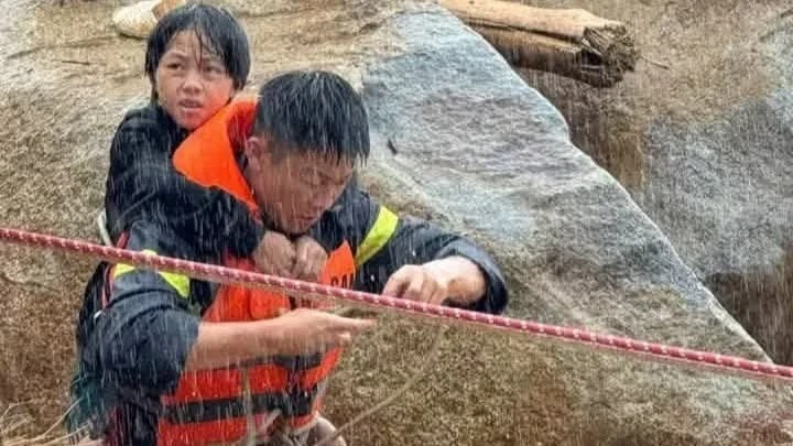 Lực lượng cứu hộ tỉnh Lai Châu đưa người dân bị cô lập tại vùng lũ đến nơi an toàn.