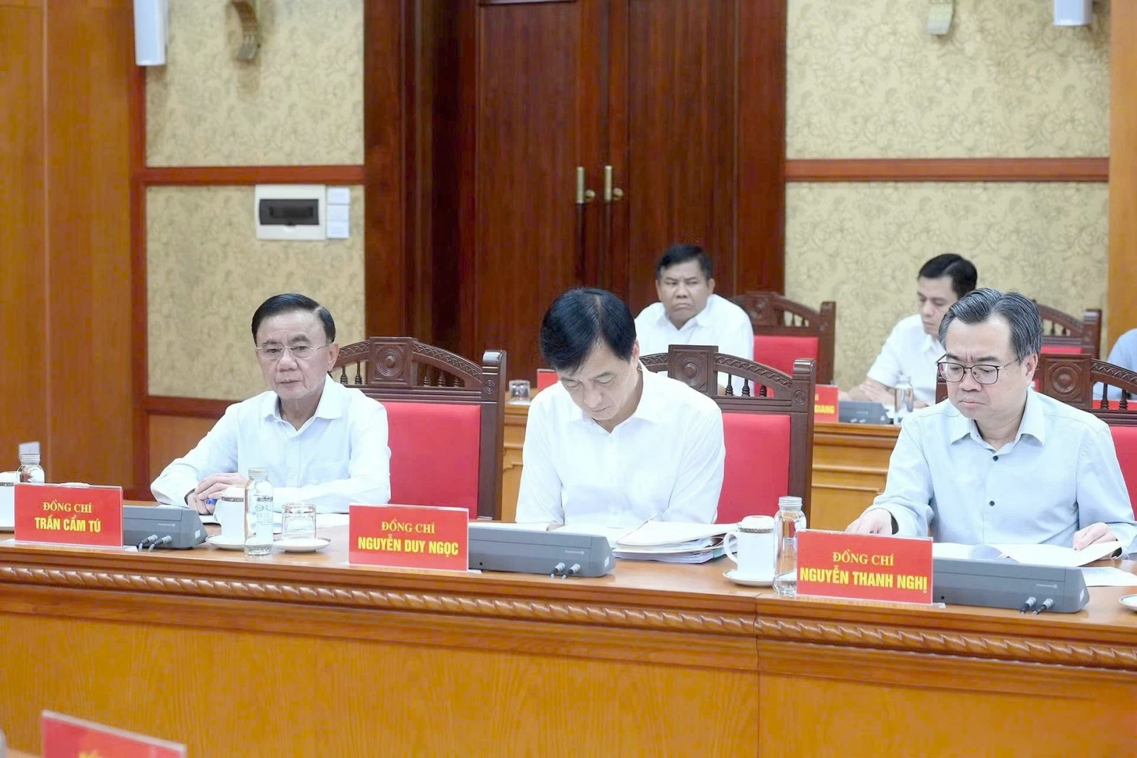 Các đại biểu tham dự cuộc làm việc.