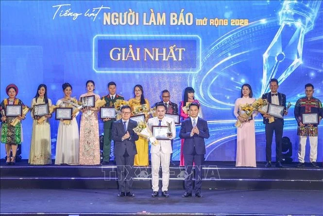 Ban tổ chức trao giải nhất cho thí sinh Doãn Thanh Tú - Báo và phát thanh, truyền hình Sơn La. Ảnh: Hoàng Ngọc/TTXVN
