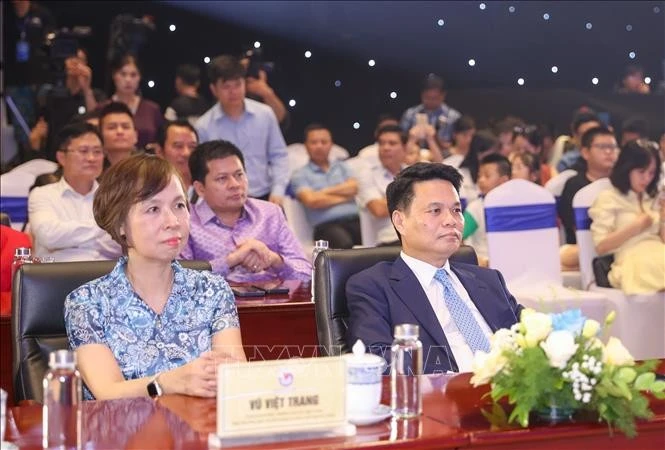 Đồng chí Lê Ngọc Châu, Bí thư Thành ủy Hải Phòng và Tổng Giám đốc TTXVN Vũ Việt Trang tại Lễ trao giải. Ảnh: Hoàng Ngọc/TTXVN
