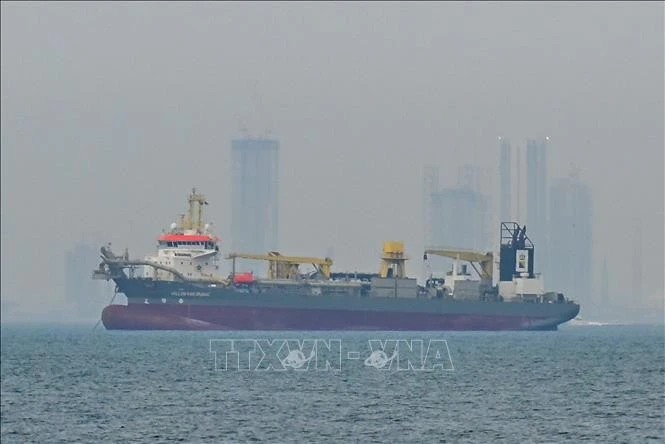 Tàu chở hàng thả neo ngoài khơi bờ biển UAE do tuyến hàng hải bị gián đoạn ở eo biển Hormuz khi xung đột bùng phát giữa Mỹ - Israel và Iran, ngày 2/3/2026.
