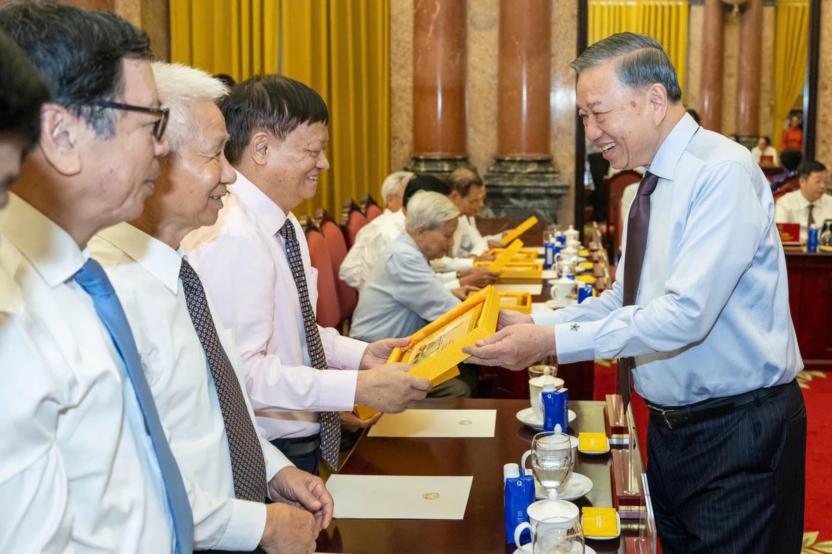 Tổng Bí thư, Chủ tịch nước Tô Lâm tặng quà lưu niệm cho các nhà báo tiêu biểu. Ảnh: Việt Trung
