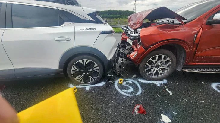 Vụ tông xe liên hoàn giữa 5 ô tô xảy ra tại Km57+200 đường cao tốc Nội Bài - Lào Cai (xã Xuân Lũng, tỉnh Phú Thọ) làm 7 xe hư hỏng - Ảnh: D.C.