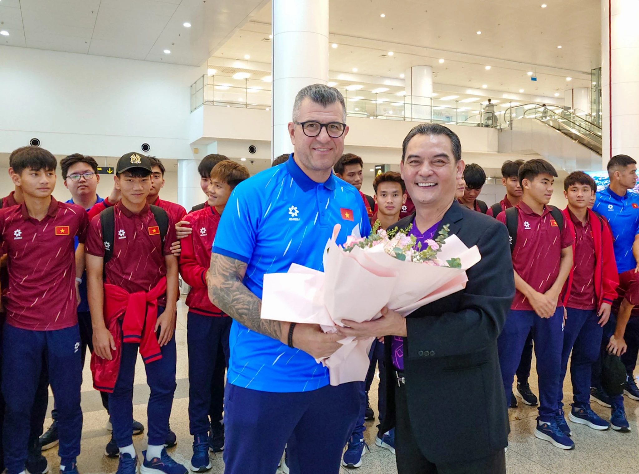Ông Nguyễn Quốc Hội – Uỷ viên Thường trực BCH LĐBĐVN tặng hoa cho HLV Cristiano Roland. Ảnh: VFF